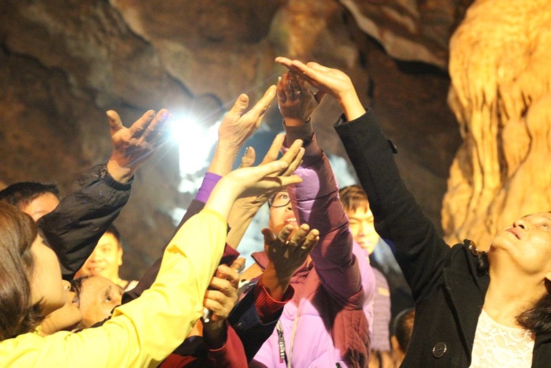 Đua nhau ngửa cổ, giơ tay hứng ‘nước thánh’ chùa Hương